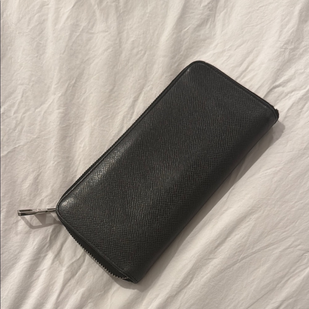 Louis Vuitton Black Leather Wallet with Zipper Closure and Minimalist Style